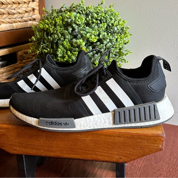 Adidas Sleek Black and White Footwear size 11 1/2 - Picture 1 of 11